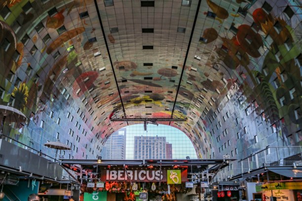 Kurztrip Rotterdam (Stadt), Südholland, Niederlande, Ein Blick ins Innere der Markthalle: das große Stillleben an der Deck