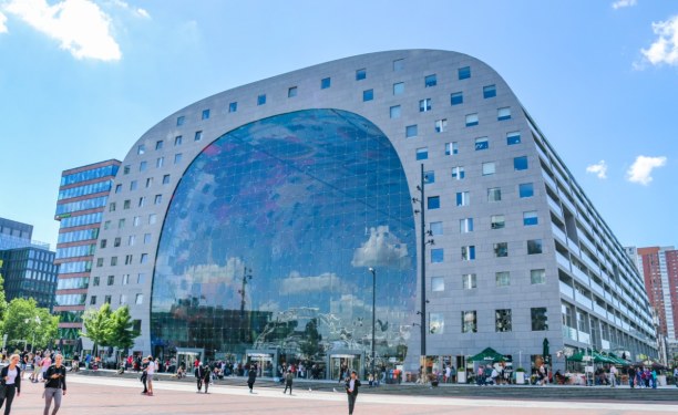 Kurztrip Rotterdam (Stadt), Südholland, Niederlande, Die Markthalle von Rotterdam befindet sich direkt im Zentrum der Stadt