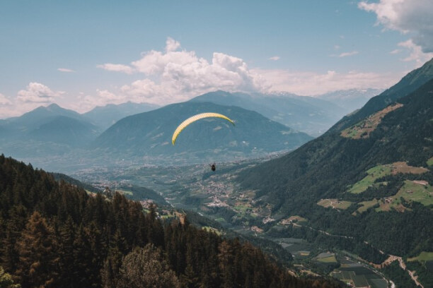 Kurztrip Meran (Stadt), Trentino-Südtirol, Italien, Paraglider starten neben der Mountain Lodge Prennanger im Minutentakt