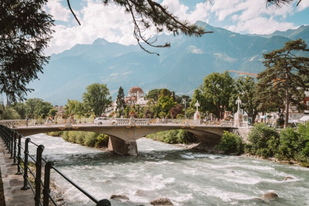 Kurzurlaub Meran (Stadt), Trentino-Südtirol, Italien, Und noch eine der wunderschön verzierten Brücken von Meran
