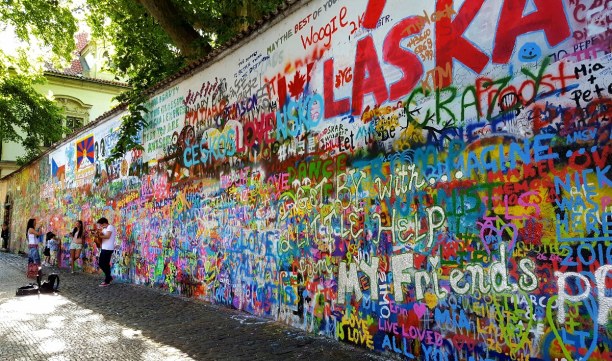 Kurzurlaub Prag und Umgebung, Tschechische Republik, Die John-Lennon-Mauer liegt nahe der Karlsbrücke und ist voller Stree