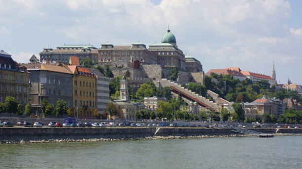 1 Woche Budapest & Umgebung, Ungarn, Blickt man flussabwärts zum Burghügel Buda, beeindrucken Fischerbast