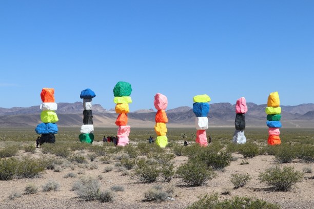 Langzeiturlaub Nevada, USA, Die sieben Skulpturen aus bemalten Felsblöcken stehen rund 10 km süd