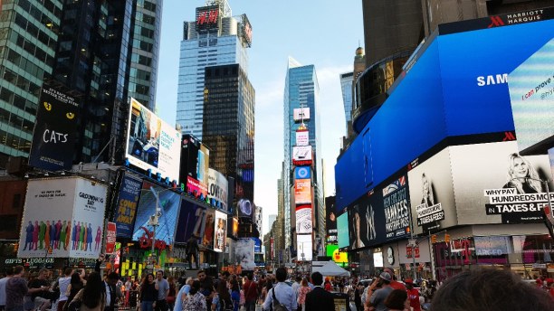 Kurztrip New York, USA, Der Times Square blinkt und leuchtet in allen Farben von allen möglic