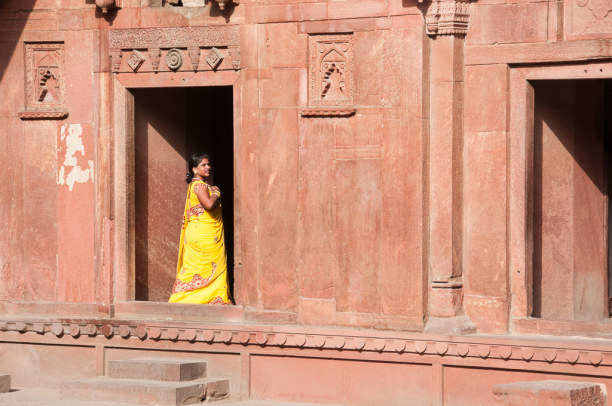 Kurzurlaub Agra (Stadt), Uttar Pradesh, Indien, Die Ziegelsteinmauern sind gänzlich mit roten Sandsteinplatten verkle