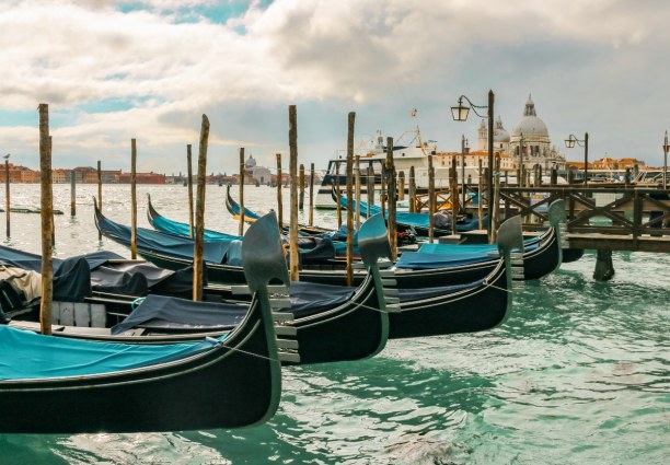 Kurzurlaub Venedig (Stadt), Venetien, Italien, Die Gondeln im Vordergrund - hinten am Horizont  ist der Markusdom zu 