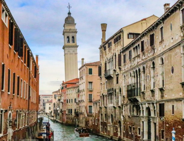 Kurztrip Venedig (Stadt), Venetien, Italien, Ja, das Bild ist eigentlich gerade ausgerichtet. In Venedig steht einf