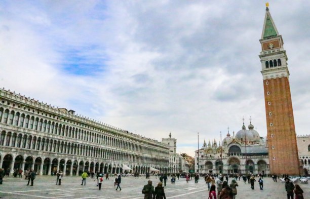 Kurzurlaub Venedig (Stadt), Venetien, Italien, Der weltberühmte Markusplatz von Venedig. Im Winter sehr angenehm und