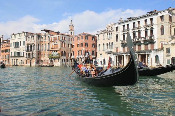 Kurztrip Venedig (Stadt), Venetien, Italien, Die schwarzen Gondeln mitsamt Gondelier prägen das romantische Bild V