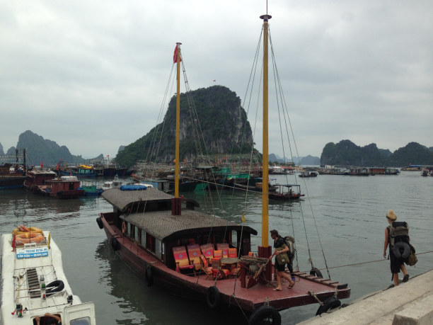 2 Wochen Vietnam, Vietnam, Die Bai Tu Long Bay ähnelt landschaftlich stark der Ha Long Bay, ist 