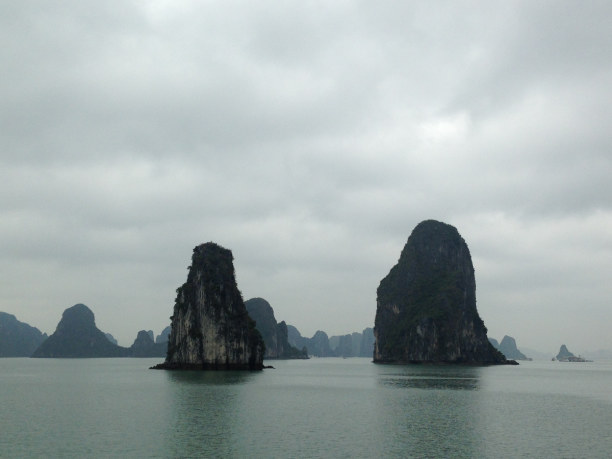Zwei Wochen Vietnam, Vietnam, Von Hanoi aus ist die Ha Long Bay mit ihren characteristischen Felsfor