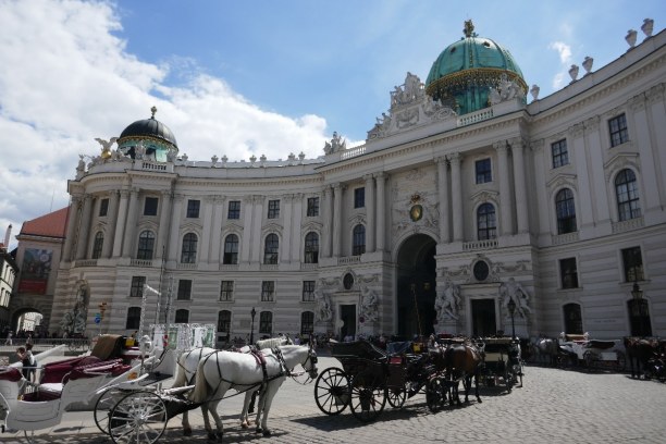 Kurzurlaub Wien (Stadt), Wien und Umgebung, Österreich, Vor dem Michaelerplatz stehen viele Fiaker, mit denen man eine Stadtru
