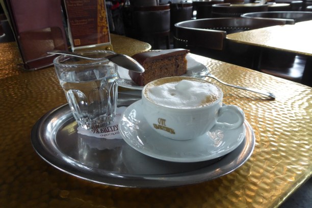 Kurztrip Wien (Stadt), Wien und Umgebung, Österreich, In einem typischen Wiener Kaffeehaus eine Melange trinken, das gehört