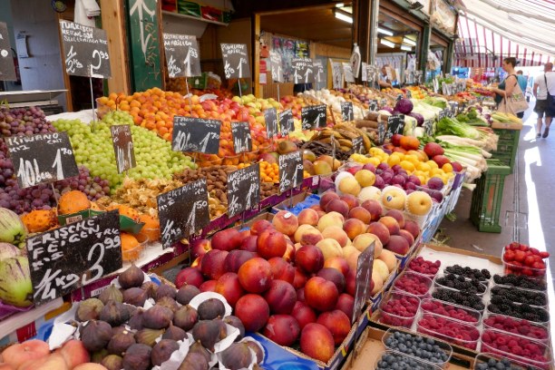 Kurztrip Wien (Stadt), Wien und Umgebung, Österreich, Am Naschmarkt kann man nicht nur einkaufen, es gibt auch viele Lokale.